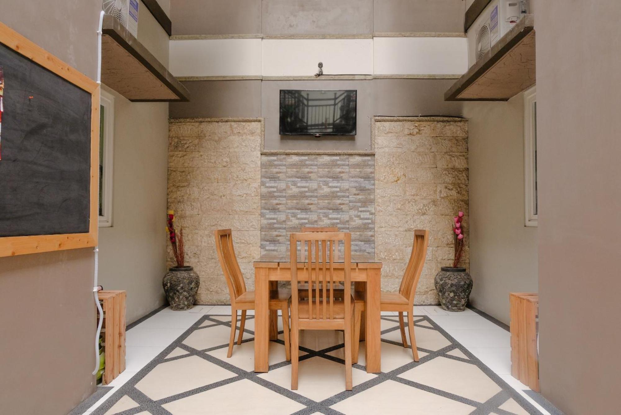 玛琅 Oyo Life 2399 Gerbera House - Kos Putri酒店 外观 照片